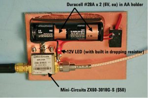 图5。我用迷你电路模型ZX60-3018G-S制作了我自己的宽带前置放大器。它由两块6V金霸王#28A电池供电，恰好可以装在标准的“AA”电池座中。放大器在20 dB增益下覆盖20到3000 MHz，用于增强探头信号。